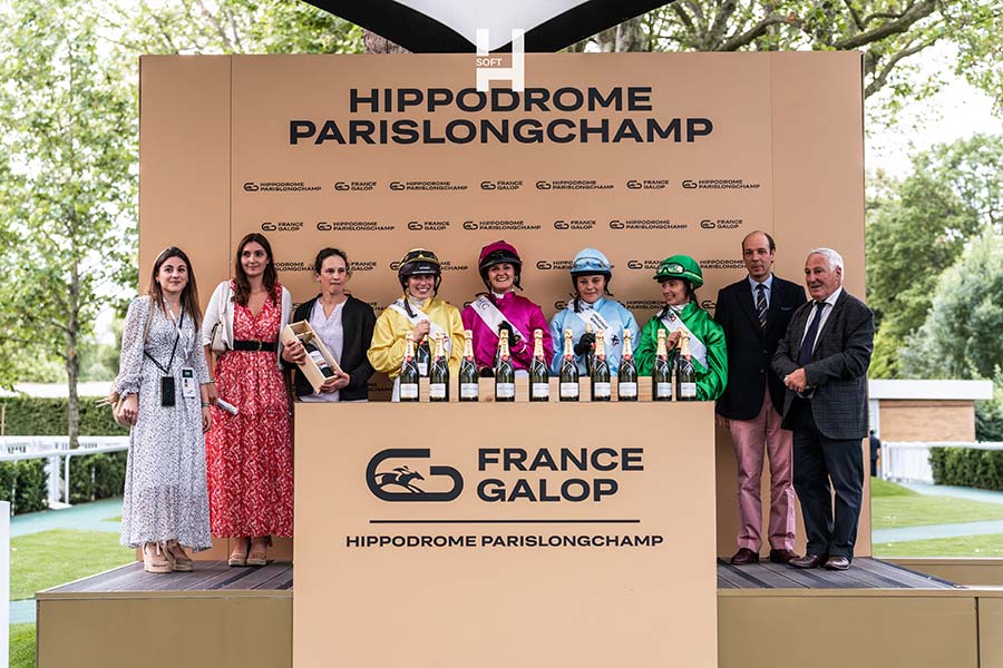 Remise des prix avec les 4 jockeys étudiantes qualifiées, entourée des officiels