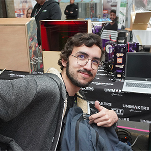 étudiant d'UniMaker sur le stand d'UniLaSalle au MakerFaire