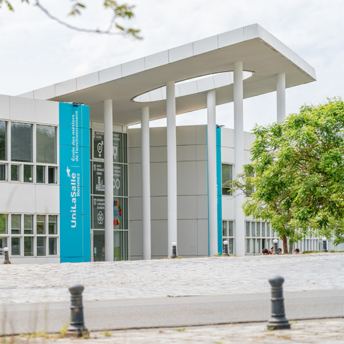 UniLaSalle Rennes - parvis de l'école