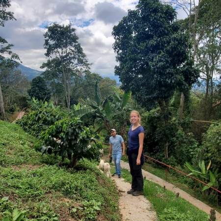 Amelia Connell, étudiante UniLaSalle Rouen, à la ferme de café  Hacienda Cafetera La Pradera en Colombie