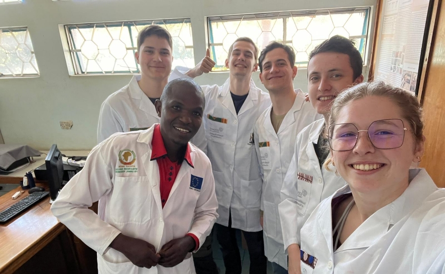 Dr. Ambrose Kipyegon et les étudiants vétérinaires d'UniLaSalle à l'Université de Nairobi, Kenya.