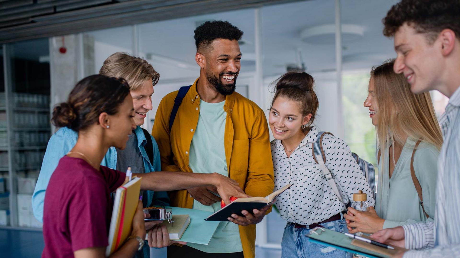 étudiants sur un salon